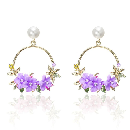 Elegant gold earrings with flower and pearl details