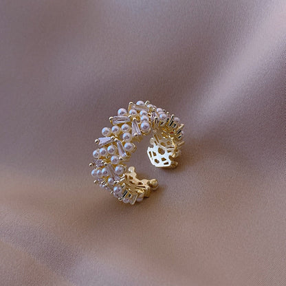 Elegant gold ring with radiant pearls