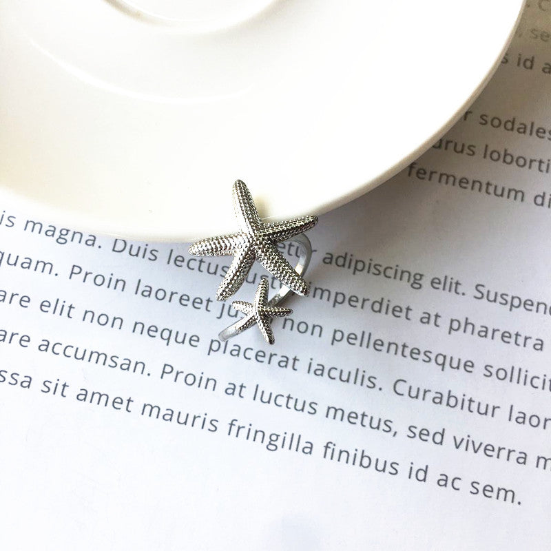 Elegant adjustable starfish ring made of silver and gold