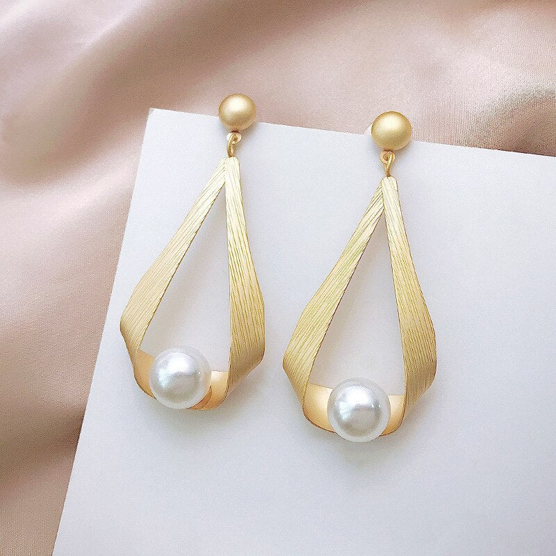 Sparkling crystal earrings with elegant round pearls