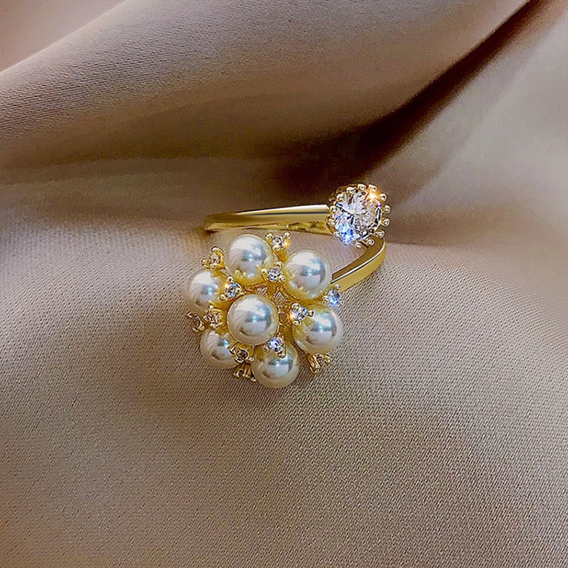 Adjustable, magical ring with sparkling pearls