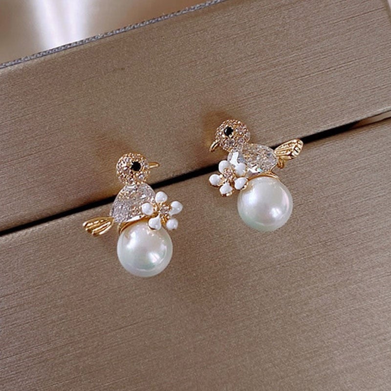 Elegant Birdie earrings with sparkling zirconia and enchanting pearl inlays