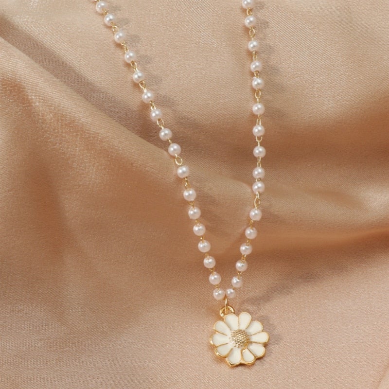 Pearl jewelry with charming daisy pendants