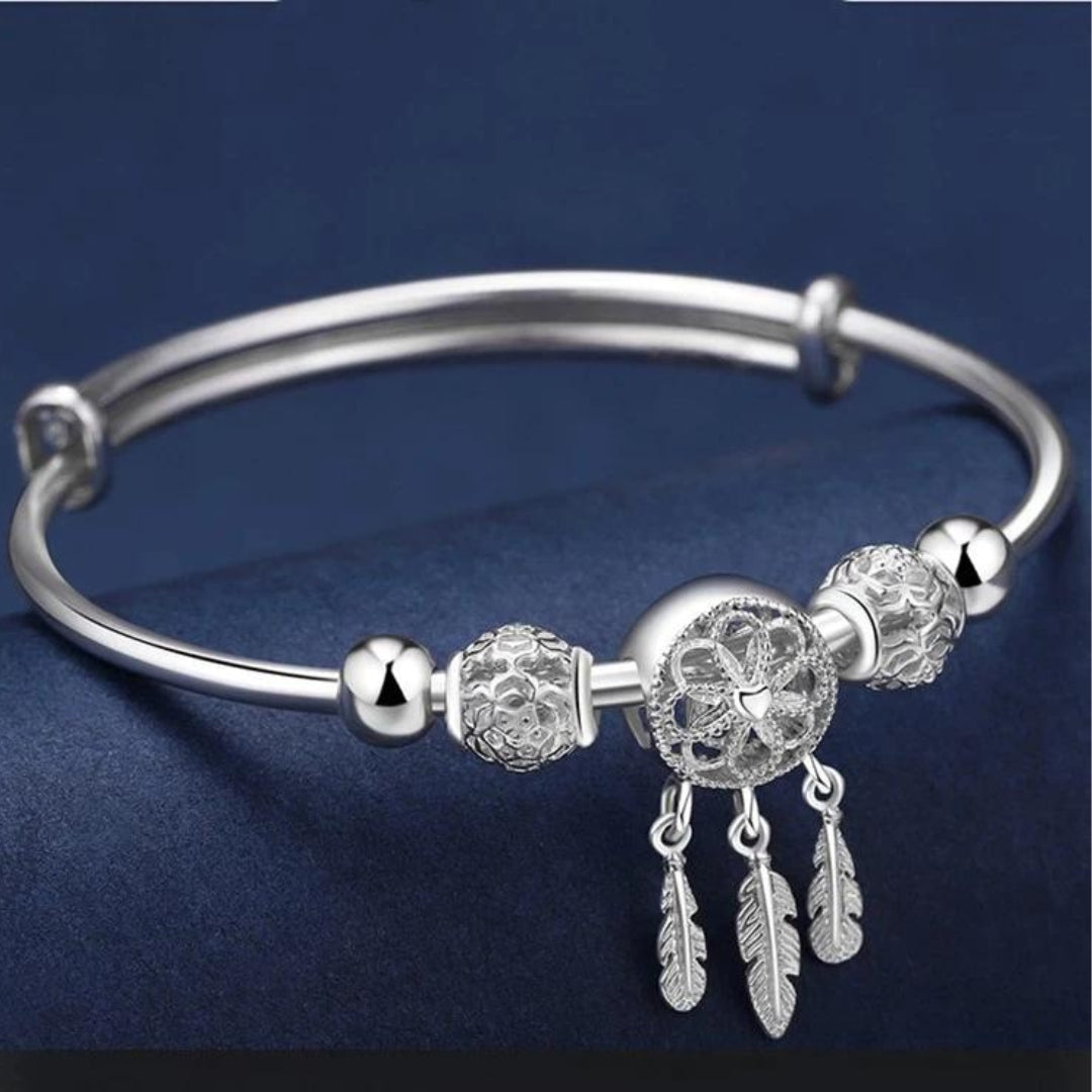 Elegant adjustable bracelet with three delicate leaf pendants made of high-quality 925 sterling silver