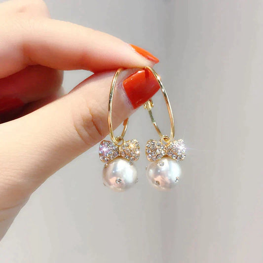 Stunning Gold Earrings Adorned with Radiant Pearls