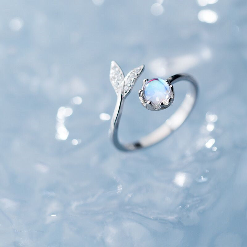 Universally adjustable ring with elegant dolphin tail made of high-quality sterling silver and brilliant blue zirconium dioxide