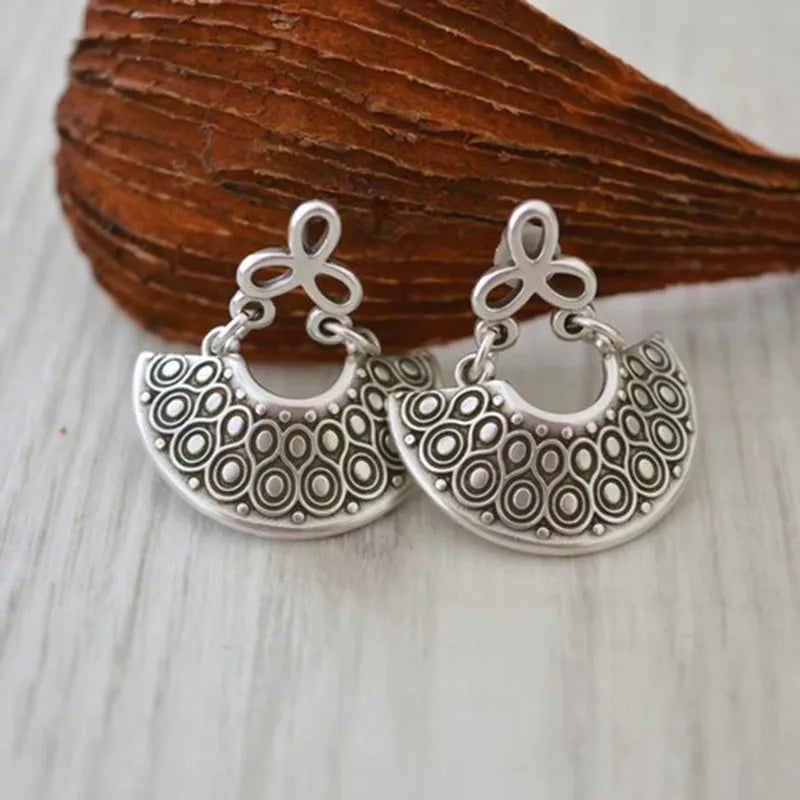 Chic Silver Crescent Moon Earrings with a Touch of Vintage Elegance