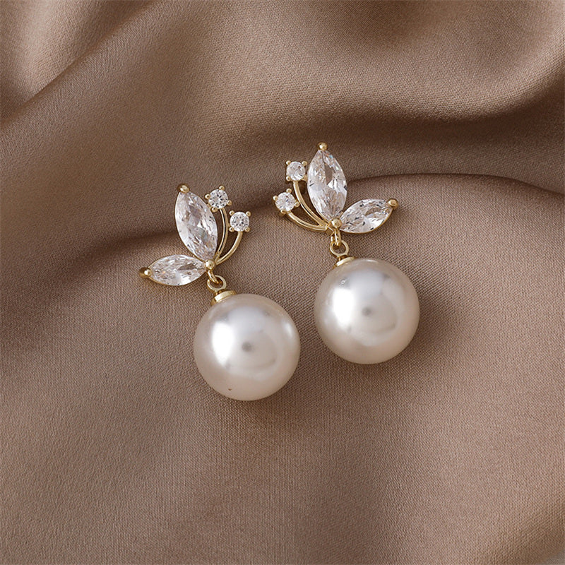 Stunning Earrings Featuring Luxurious Exotic Pearls and Dazzling Gold Crystals