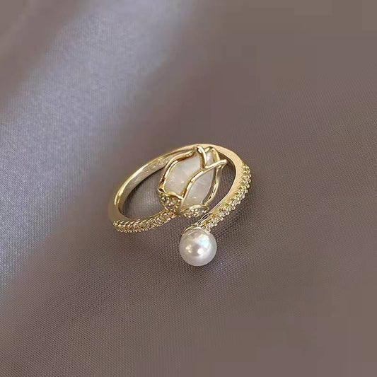 Elegant adjustable tulip ring in radiant white with a noble gold pearl