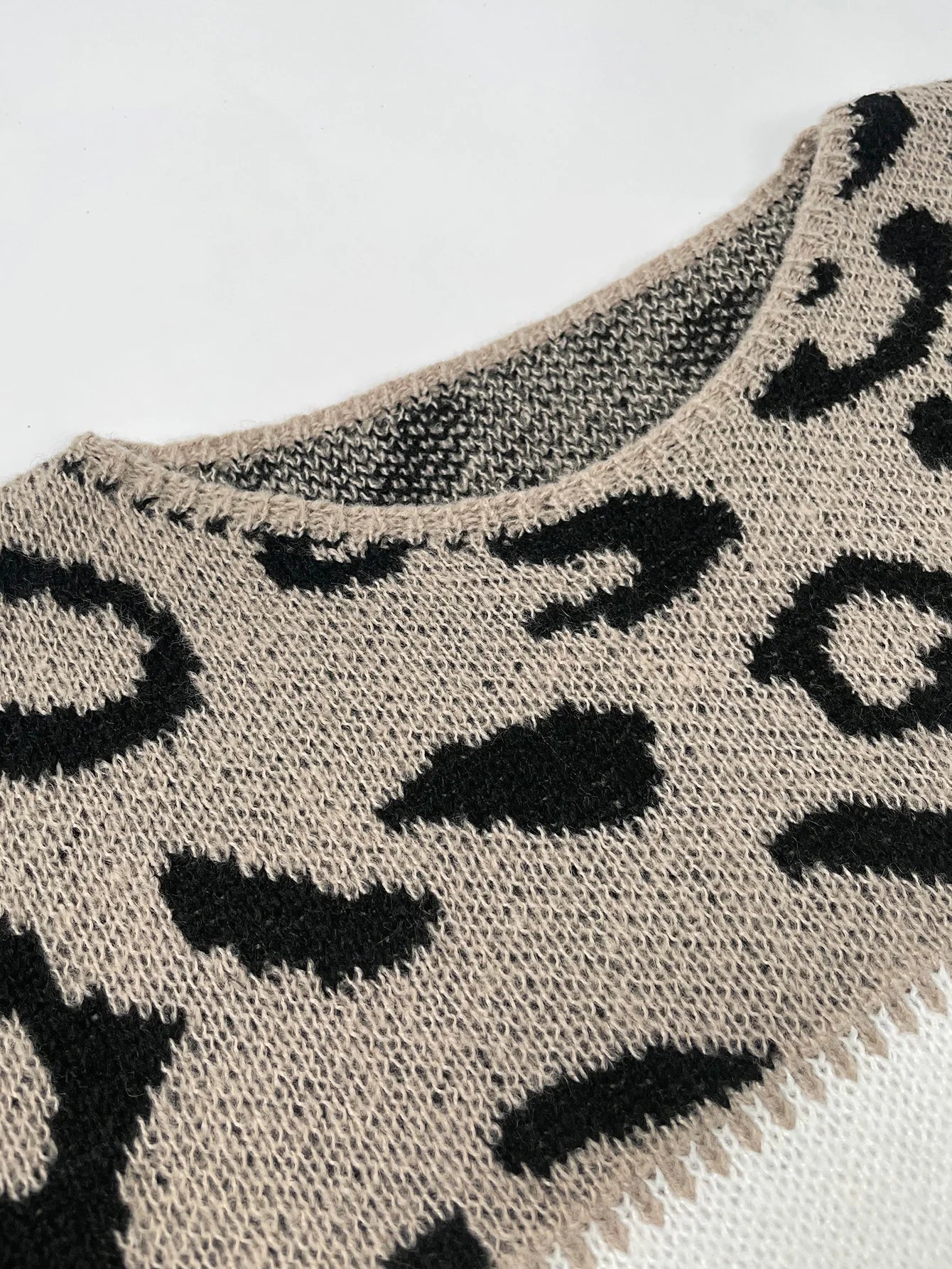 Stylish Leopard Print Sweater – Expression of Bold Confidence and Elegant Style