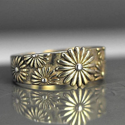 Elegant ring with golden daisy design