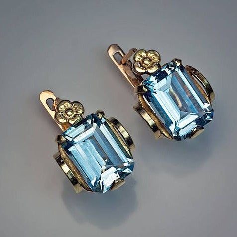 Stunning Vintage Earrings Adorned with Exquisite Blue Crystals