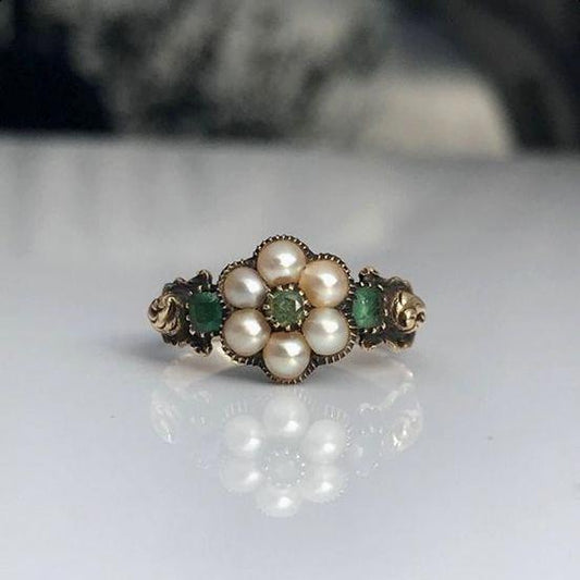 Elegant Vintage Ring with Green Pearl Flower