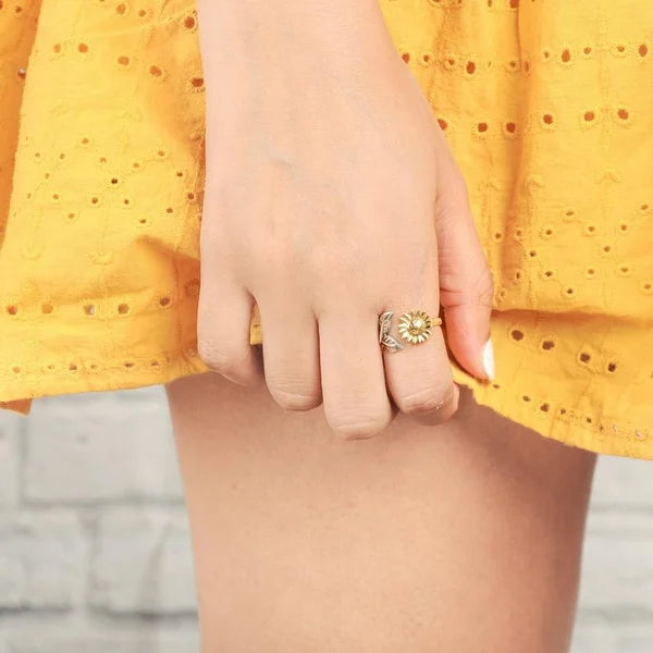 Elegant gold ring with adjustable sunflower design