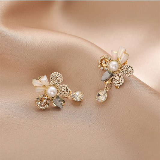 Chic Daisy Earrings Adorned with Lustrous Pearls in Luxurious Gold
