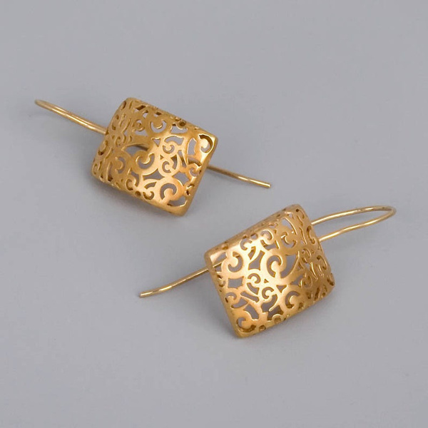 Chic Golden Ivy Earrings Featuring a Dazzling Sparkle