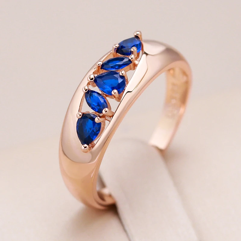 Elegant gold ring with fascinating blue zirconium inlay