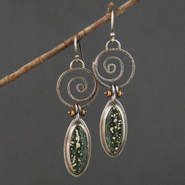 Stunning Vintage-Style Earrings Featuring a Dazzling Green Gem in Luxurious Silver