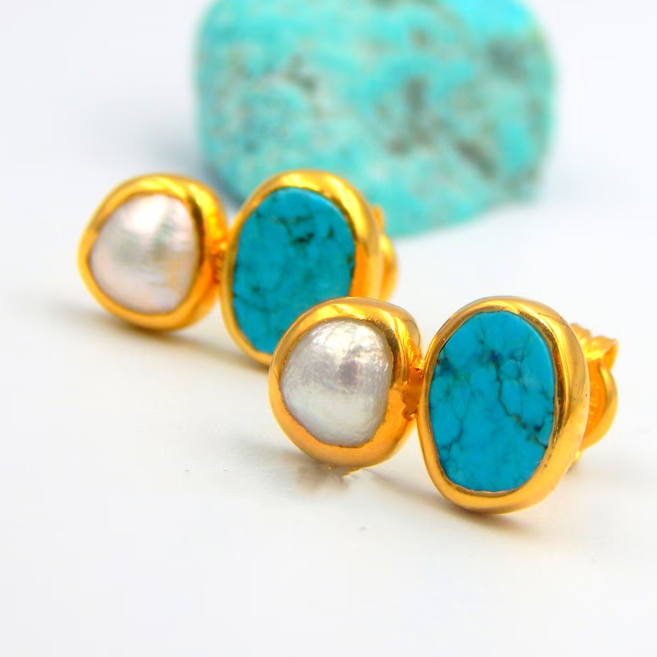 Chic Vintage Gold Earrings Adorned with Dazzling Turquoise Gemstone