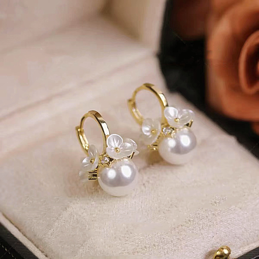 Chic Flower Pearl Earrings for a Radiant Look