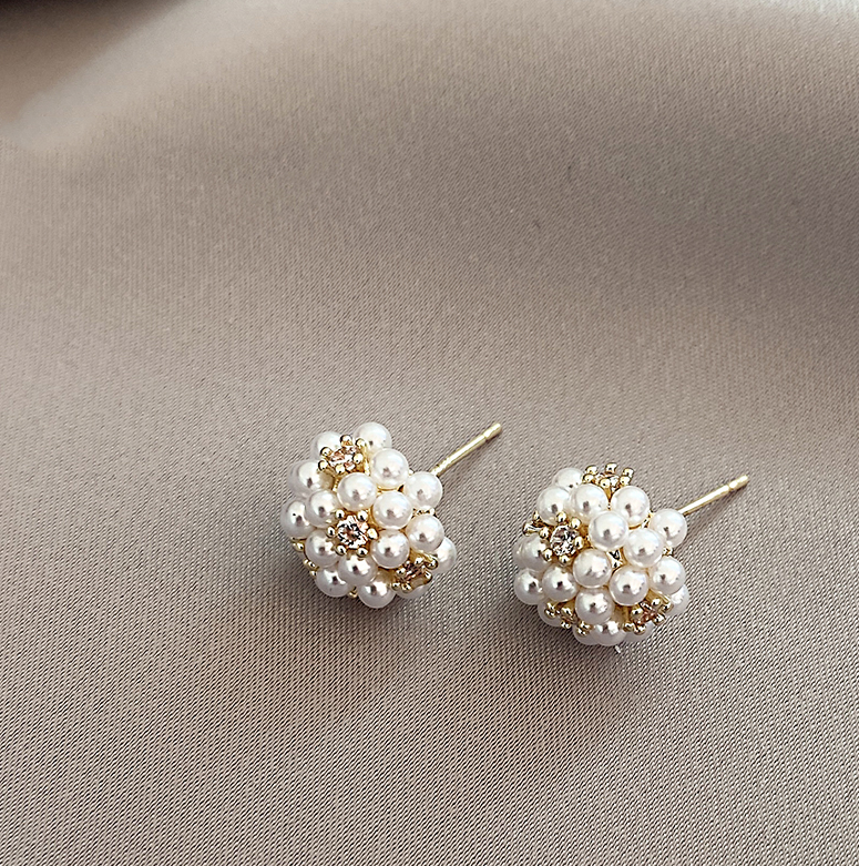 Delicate Elegant Pearl Earrings for a Touch of Glamour