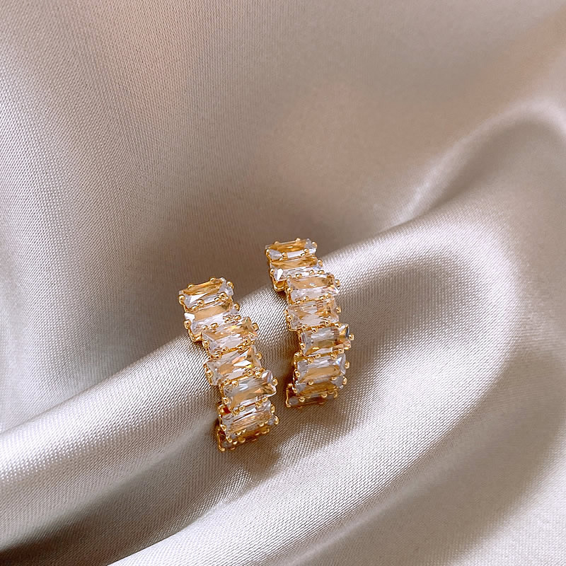 Exquisite Gold Earrings Adorned with Sparkling Zirconia Gems