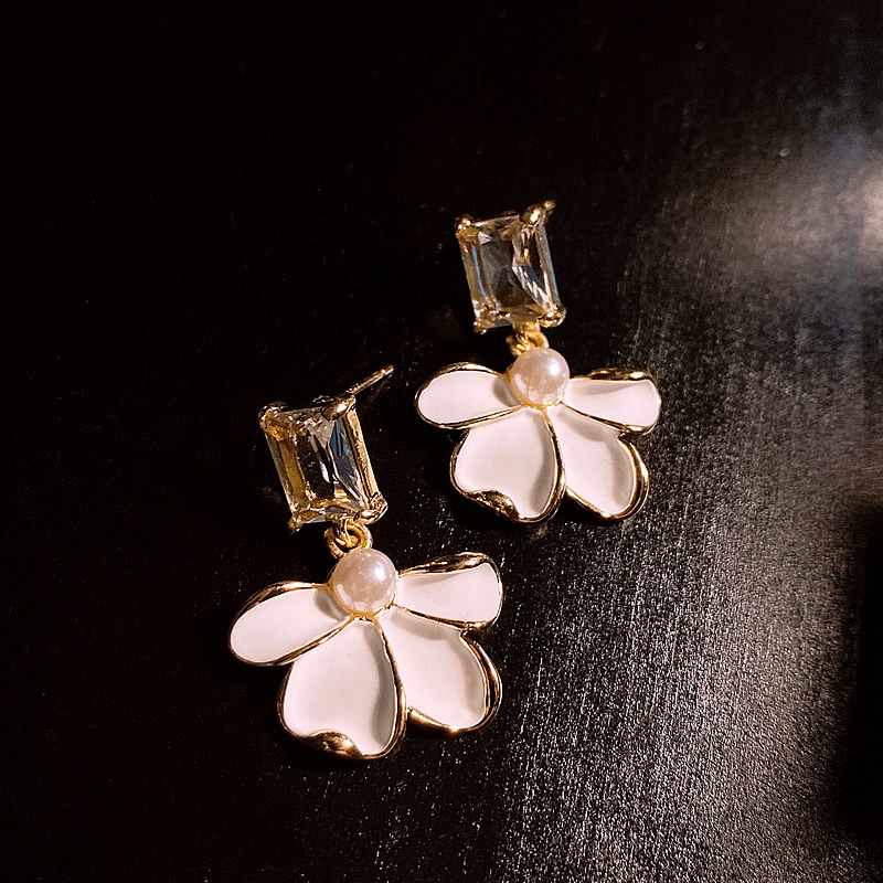 Elegant pearl earrings with enchanting white petals