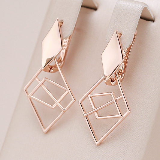 Stunning Golden Earrings with a Chic Geometric Design