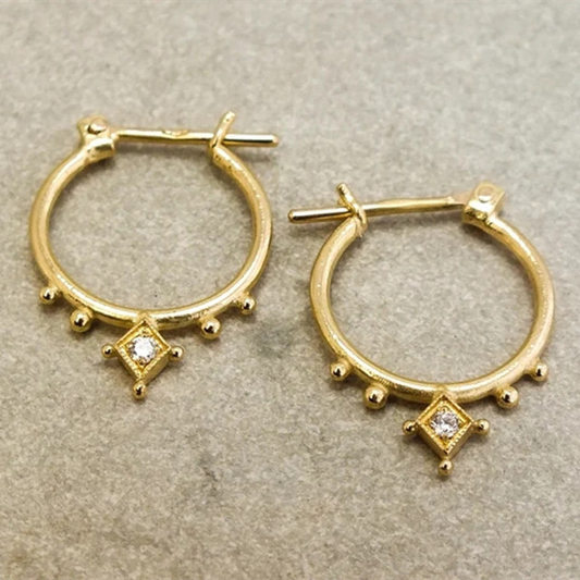 Glamorous Vintage Gold Earrings Adorned with Dazzling Crystals