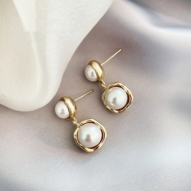 Elegant gold-plated pearl earrings for a touch of luxury