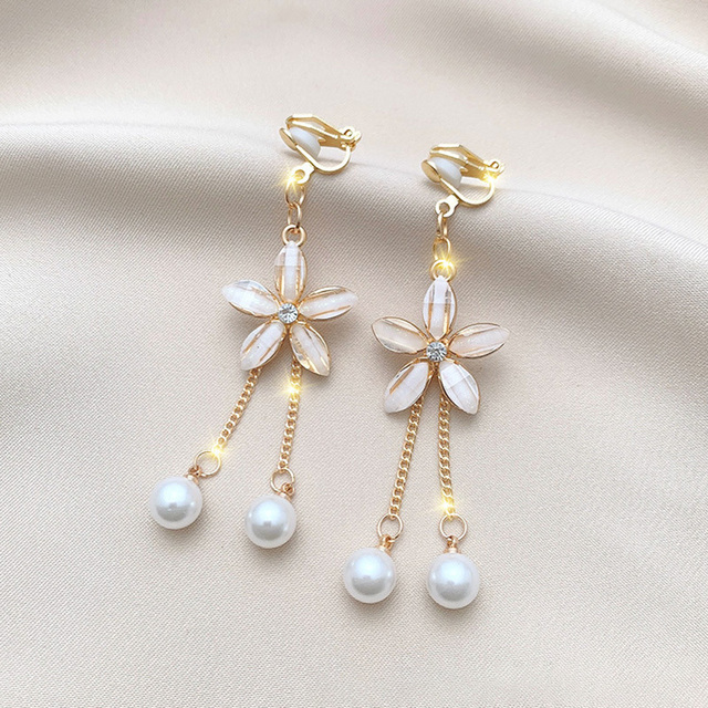 Enchanting Pearl Chandelier Earrings Adorned with Dazzling Daisy Accents