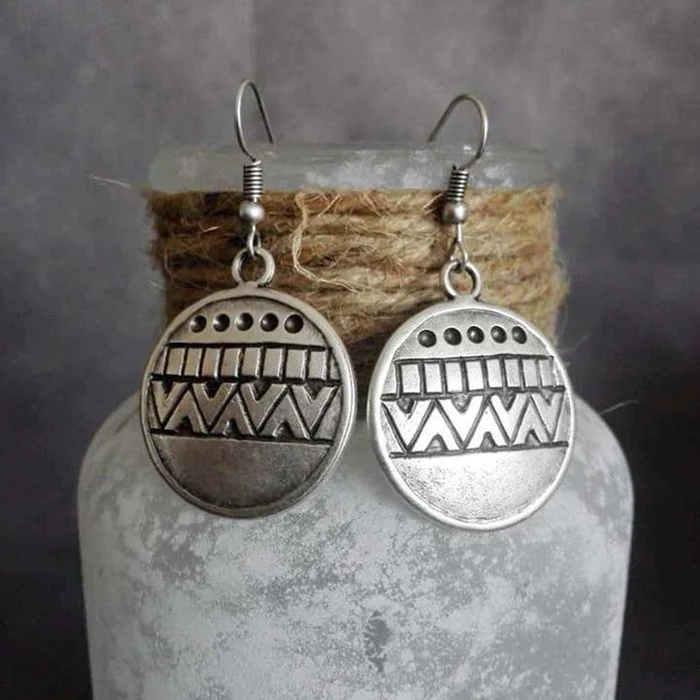 Chic Vintage-Inspired Earrings with a Stunning Silver Finish