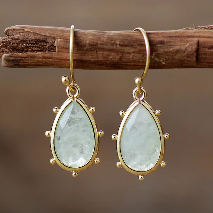 Stunning Vintage-Inspired Gold Earrings Featuring a Mesmerizing Moonstone Finish