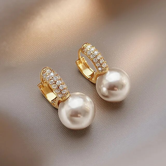 Elegant pearl earrings with sparkling rhinestones