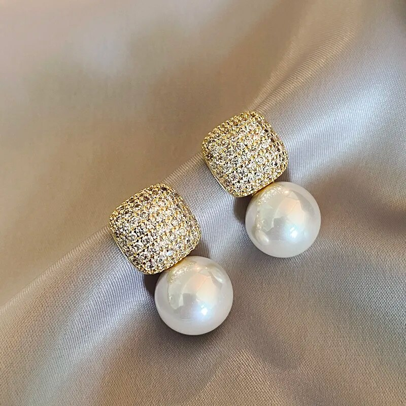 Elegant Shimmering Pearl Earrings for a Sophisticated Look