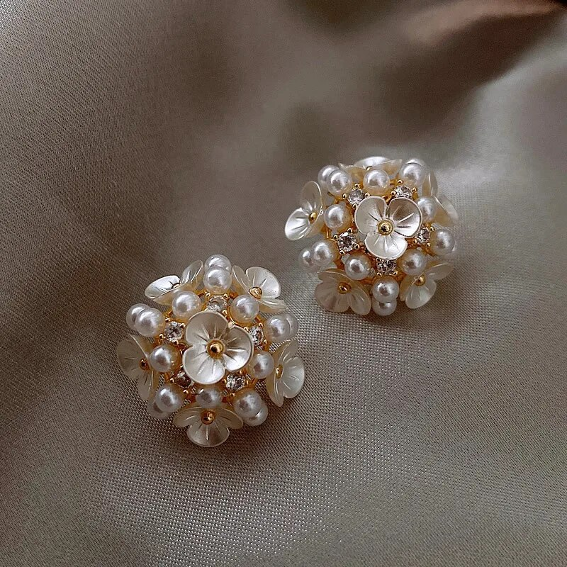 Enchanting flower earrings with stylish pearls