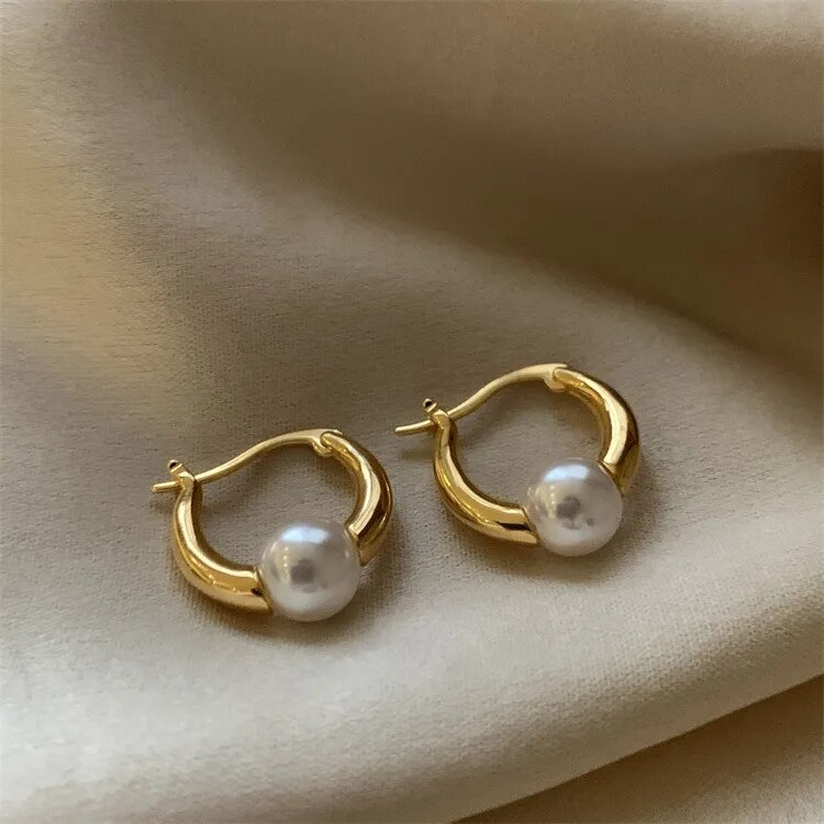 Luxurious golden pearl earrings for a touch of elegance