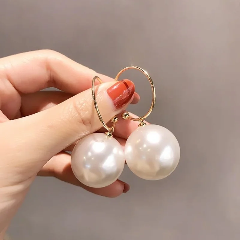 Outstanding large pearl earrings for an elegant appearance