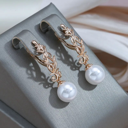 Stylish swinging pearl earrings