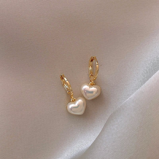 Stylish Pearl Heart Stud Earrings for a Touch of Elegance