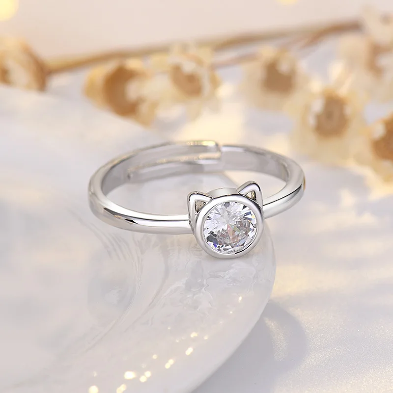 Elegant Kitty Ring with Sparkling Zirconia Inlay