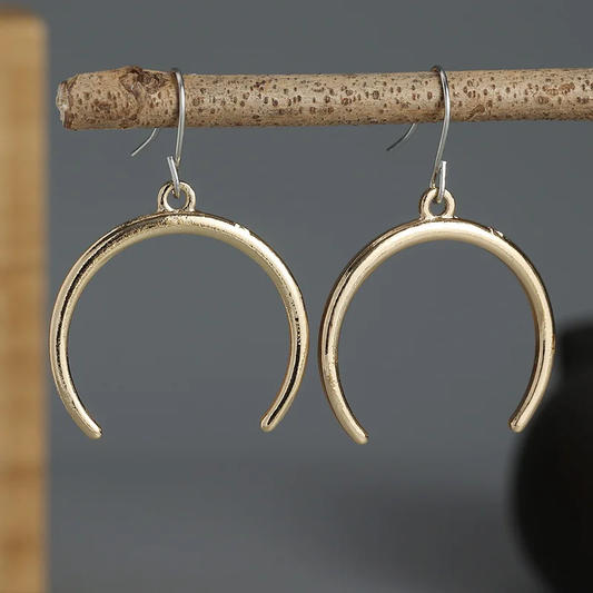 Chic Vintage Crescent Moon Earrings Crafted in Luxurious Gold and Silver