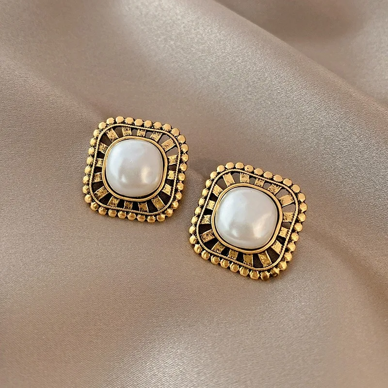 Chic Gold-Plated Earrings Adorned with Dazzling Pearl Accents