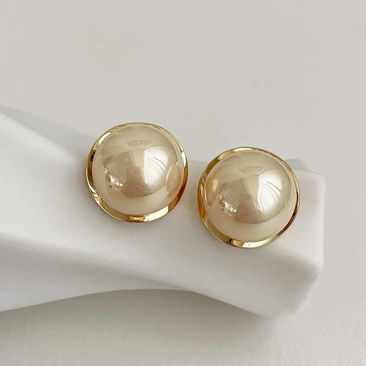 Chic Earrings Adorned with Luxurious, Bold Pearls