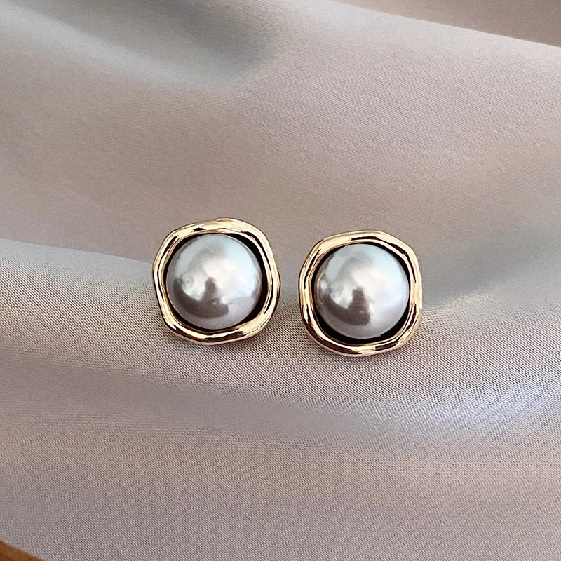 Stylish black pearl earrings for a touch of elegance