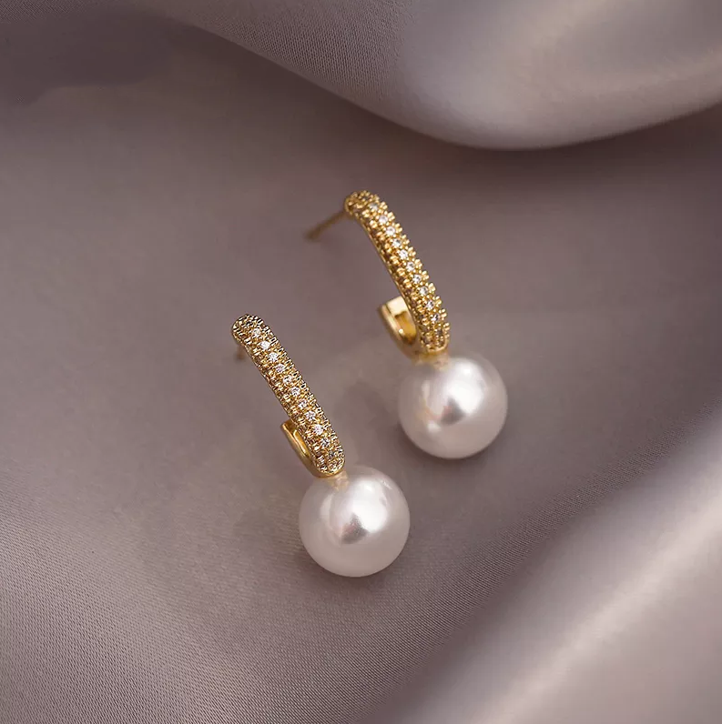 Chic Golden Pearl Earrings for Every Occasion