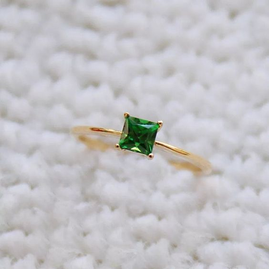 Radiant Green Zircon Ring – A Sparkling Jewelry Piece for Every Occasion