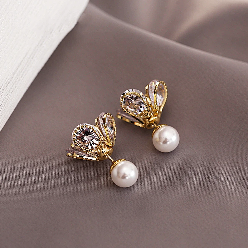 Stunning Flower Pearl Earrings with an Elegant Touch