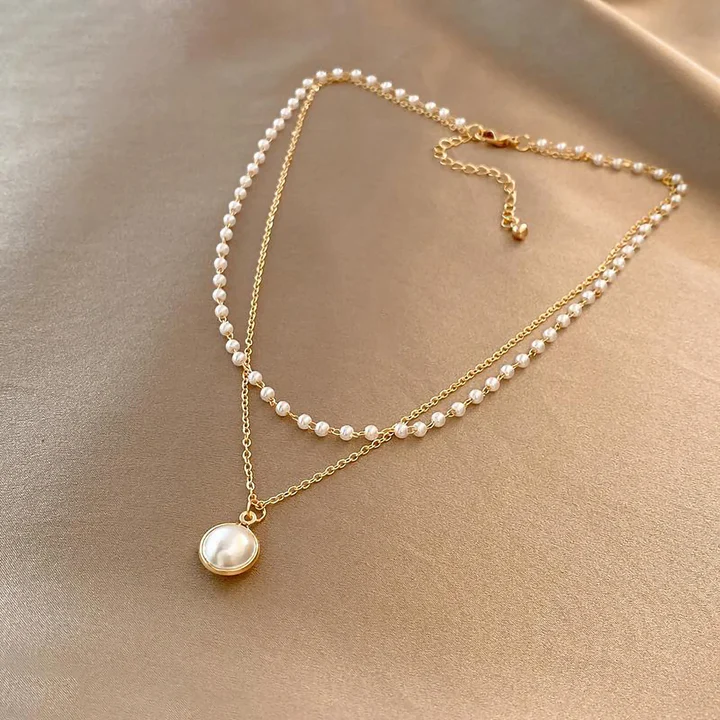 Radiant Pearls in Timeless Gold Chain