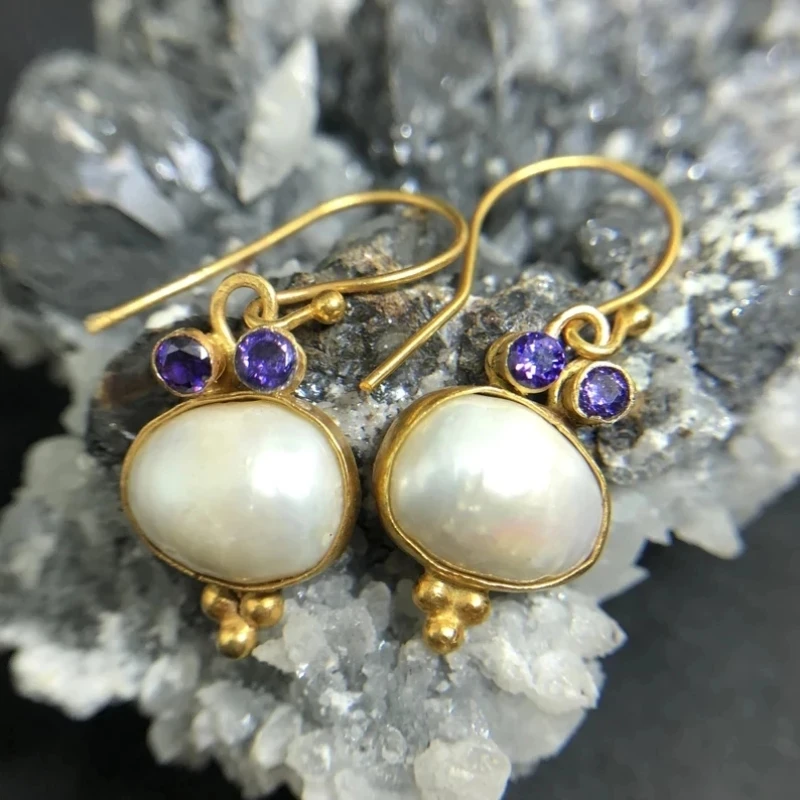 Chic Vintage-Inspired Earrings Adorned with Radiant Pearls and Delicate Gold Touches